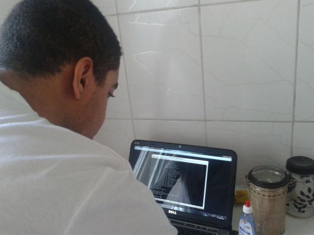 Com a lotação da casa, improviso na cozinha. (Ainda na instalação.) 