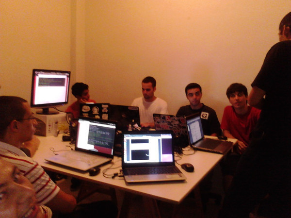 Como nenhum deles possuia o ambiente instalado, tivemos que colocar todos no mesmo nível,  começando pelo RVM. Indicamos o post da Anna, "RVM: Entendendo e instalando passo-a-passo no Linux". 