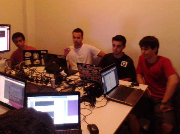 Como todos já possuiam conhecimento de outras linguagens, foi fácil associar com o que já estavam acostumados. Assim mesmo, foram dadas explicações gerais sobre procedimentos e métodos. Alguns não puderam trazer ou esqueceram seus notebooks. Para estes, cedemos os nossos para treino.