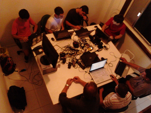 Num bate-papo com alguns deles, mostramos alguns aspectos do Rails. Eles se interessaram por questões de i18n e localization. Falamos de como foi simples implementar em nosso blog e mostramos como a tradução do conteúdo fica armazenada no banco de dados, com a auxílio da ferramenta rbDB, que foi o foco do ForkInRails do dia 02/05/2012.