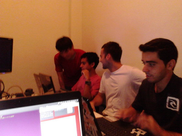 Depois que todos entenderam, fomos à instalação do RVM. Eles fizeram uma instalação simples do RVM, mas alguns tiveram problemas no terminal, o que os fez repetir a instalação, pois foram a isto por conta de um o erro que, descobrimos depois, era causado por uma opção que deveria ser marcada nas configurações do Gnome Terminal. Esta opção fazia com que o RVM não fosse ativado. Estranhamente nem todos tiveram esse erro e, nunca havíamos tido tal problema. Deveria ser marcada a opção "Executar comando como shell de login", conforme orienta a documentação do RVM.